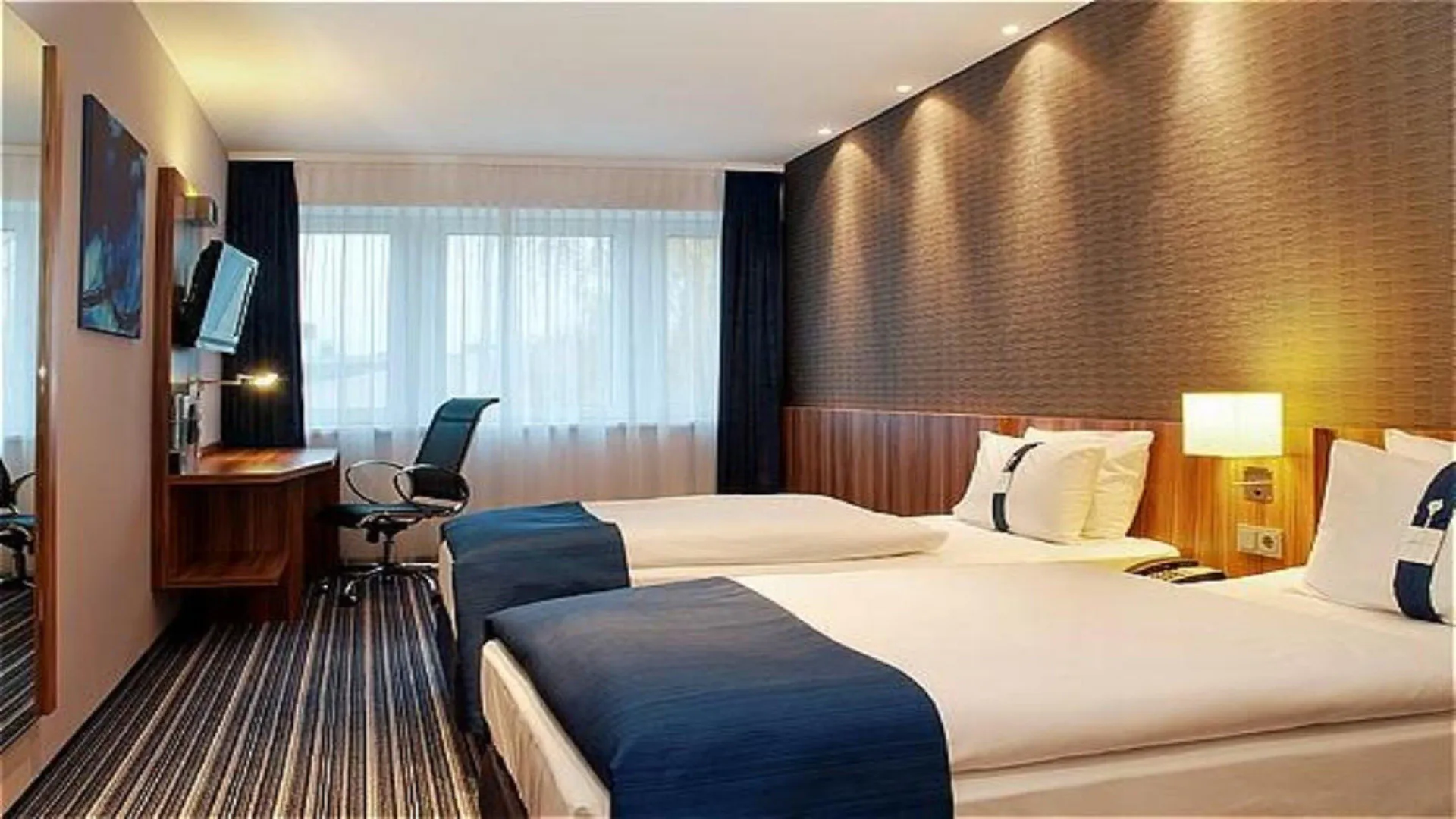 Premier Inn Hamburg City Alster فندق